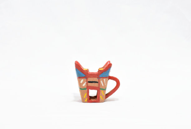 丰富多彩的乳香燃烧器陶器阿曼风格，在白色的背景。图片下载