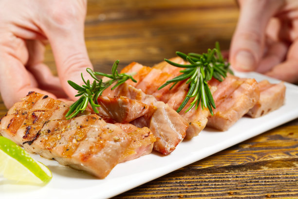 厨师用蔬菜装饰炸金枪鱼片图片下载