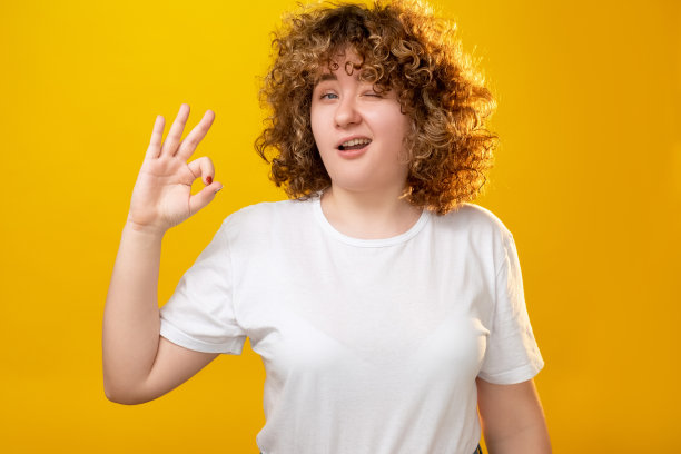 身体积极的支持姿势超重的女性图片下载