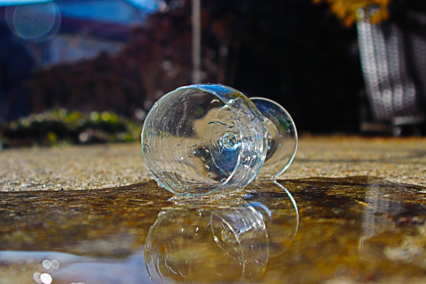 盛水的酒杯图片下载