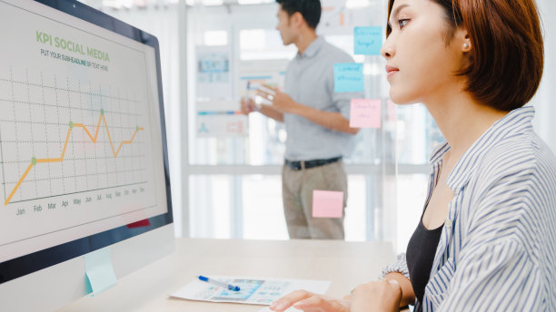 亚洲的商务人士在新常态的办公室开会，进行头脑风暴，进行业务演示，构思项目，和同事一起戴上防护口罩。图片下载