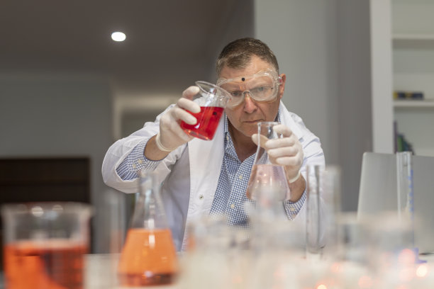 科学家在实验室里做化学实验图片下载