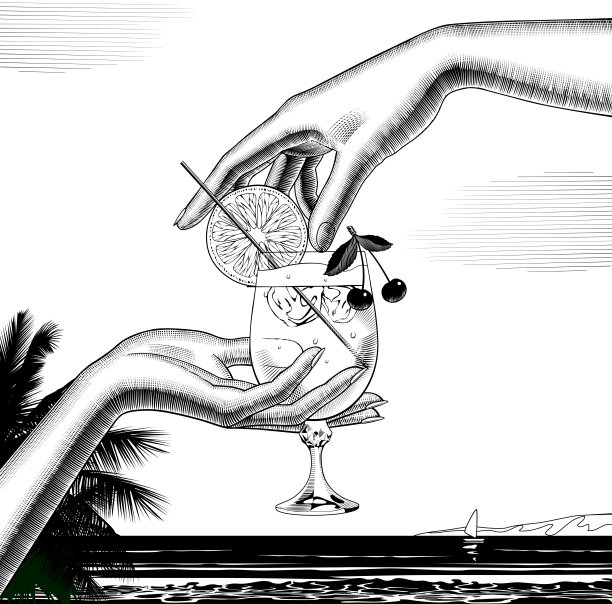 女性手与水果鸡尾酒和一片柠檬的海景全景图片下载