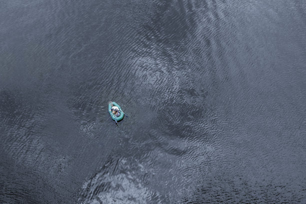 一个人在河上的橡皮艇上，从上面往下看。积极的生活方式。图片下载