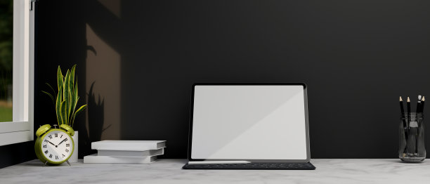 带键盘的数码平板电脑放在靠近窗户的大理石工作台上，黑色壁纸图片下载