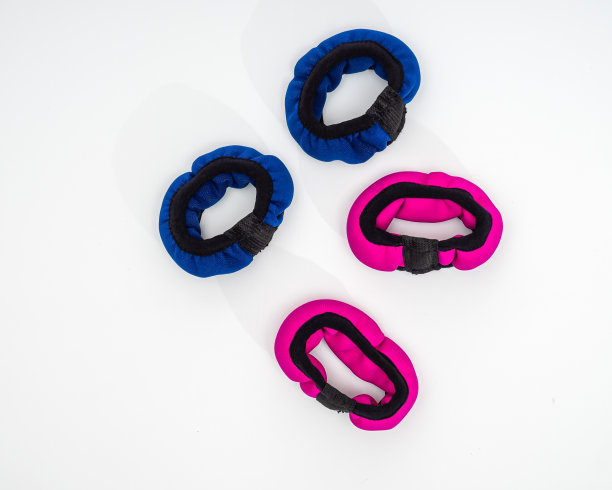 在白色背景上为健身课程设计的蓝色和粉红色的多色哑铃图片下载