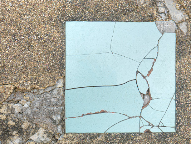 断裂的瓷砖。地板上的碎瓷砖。图片下载