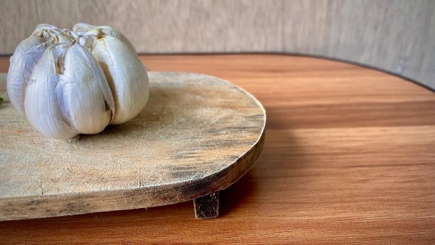 大蒜在盘子里图片下载