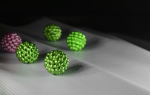 白色表面的绿色塑料球图片下载