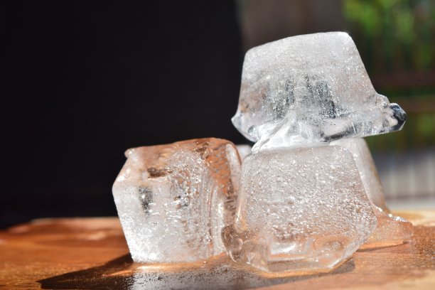 在太阳下堆三个冰块图片下载