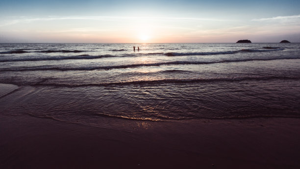 在令人惊叹的日落时分，欣赏傍晚的海景。图片下载
