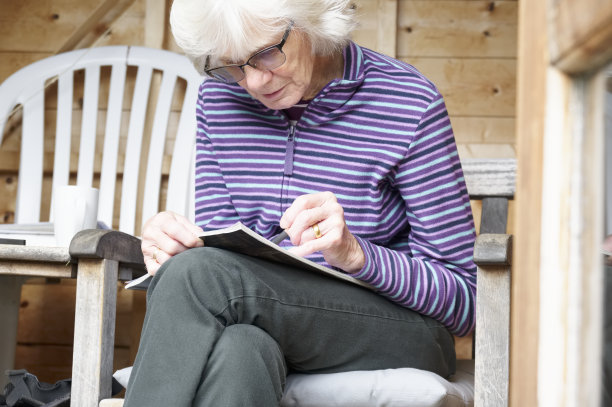 老年人通过玩填字游戏来保持思维活跃图片下载