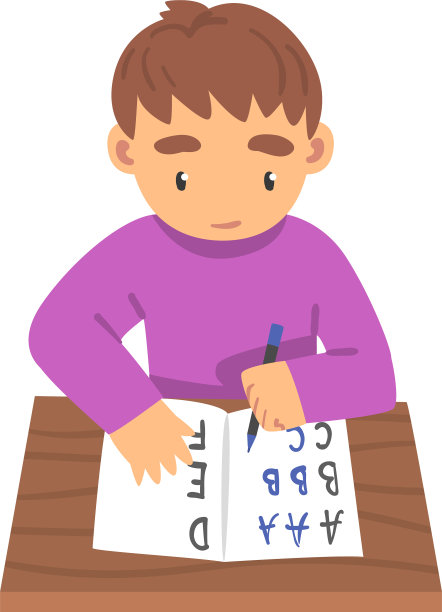 可爱的男孩坐在书桌前写作图片下载