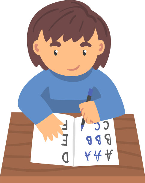 可爱的男孩坐在她的书桌前写作图片下载