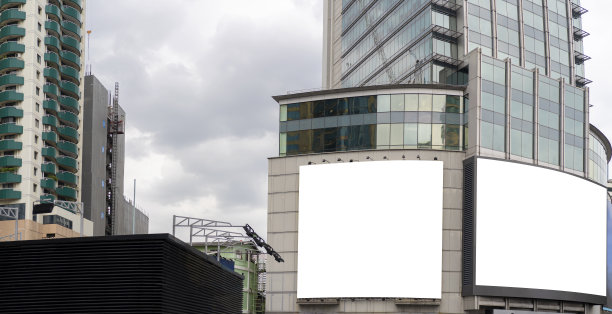 街道墙上的大型空白广告牌，带有空间的横幅，可以在曼谷添加自己的文本图片下载