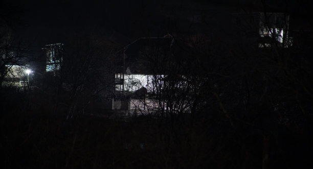 夜晚，满月笼罩着宁静的村庄。月光下美丽的山村夜景。阿塞拜疆自然图片下载