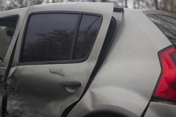 汽车在发生事故后被疏散了。损坏的运输。破碎的金属。图片下载