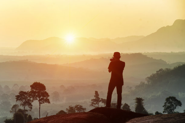 旅游摄影师在云雾中拍摄美丽的山脉图片下载