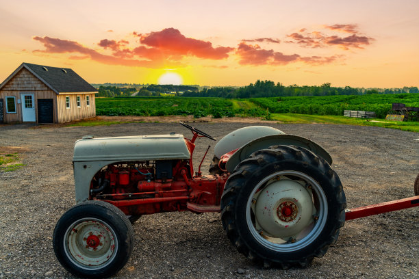 经典黄昏拖拉机图片下载