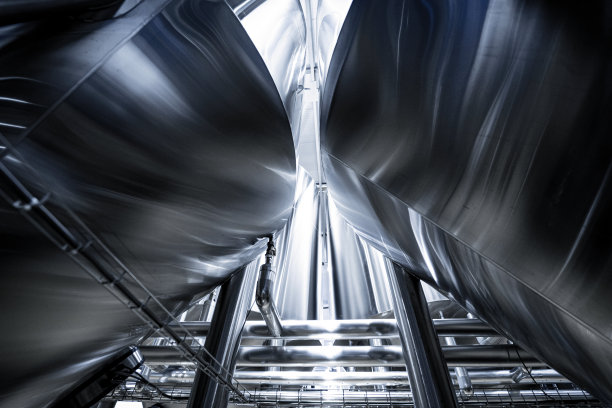 在精酿啤酒厂中用于啤酒发酵和成熟的一排排钢罐图片下载