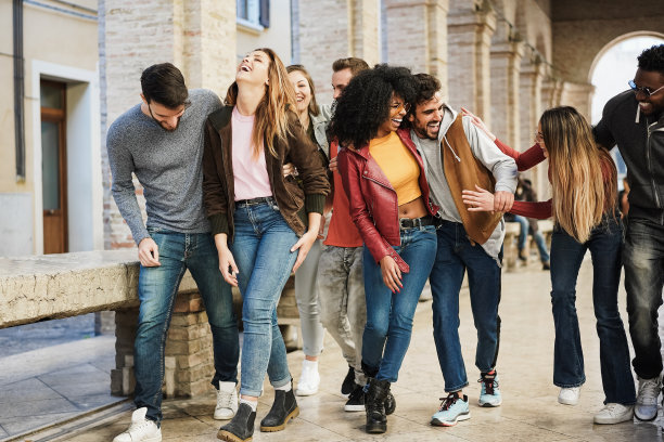 年轻的朋友在大学里有乐趣-主要关注非洲妇女的脸图片下载