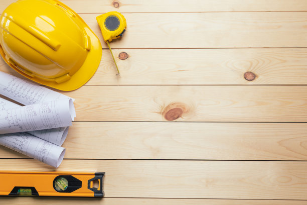 安全工作。标准施工现场防护设备，顶视图木制背景，平铺，复制空间，安全第一的理念。图片下载