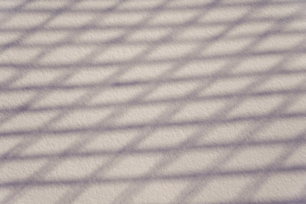 霜冻的冬日和阴影的网上的雪。冬天雪的背景。几何方形背景。图片下载