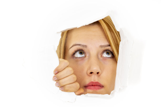 女人用担心的眼神望着我图片下载