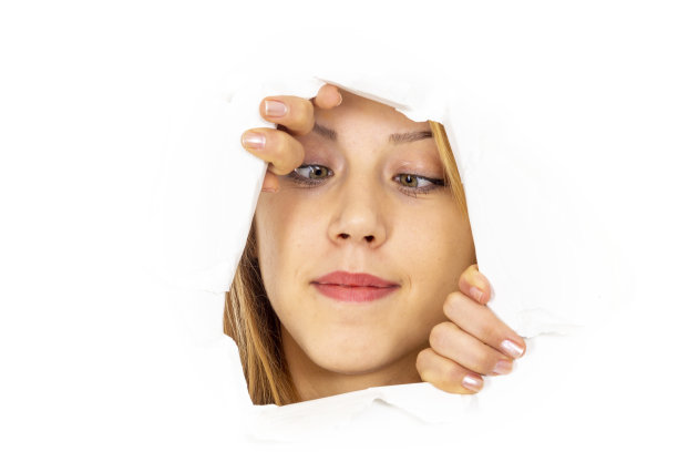 幽默概念-一个斜视的年轻女人的肖像图片下载