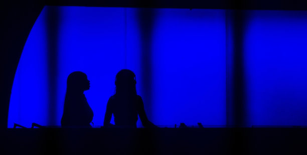 一些女dj，可能还有一名歌手，正准备在开业前的一家夜总会表演。巴黎海滨之夜——著名的巴黎夜生活!图片下载