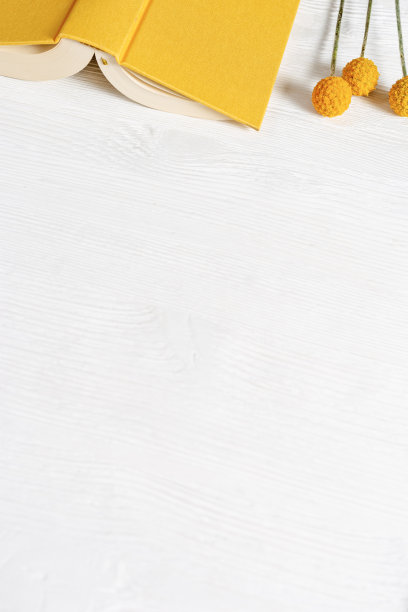 概念数字排毒，线下家庭活动如读书。顶视图与书在木头上的黄色封面图片下载