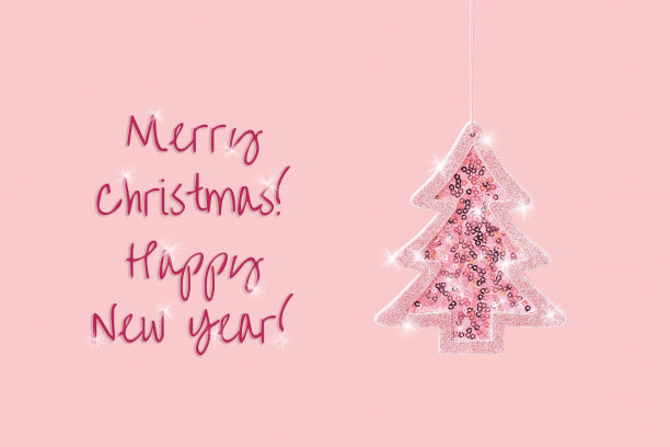 冬季庆祝概念悬挂粉红色闪闪发光的圣诞树玩具，最小的贺卡图片下载