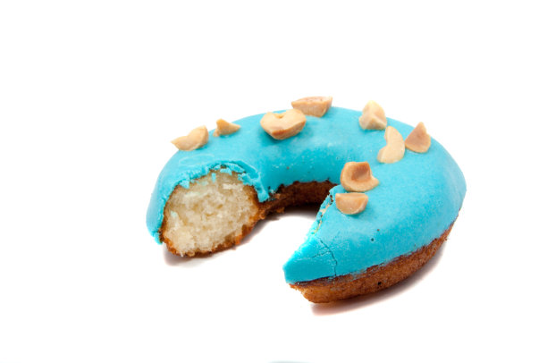 巧克力专咬甜品甜甜圈孤立在白色上图片下载