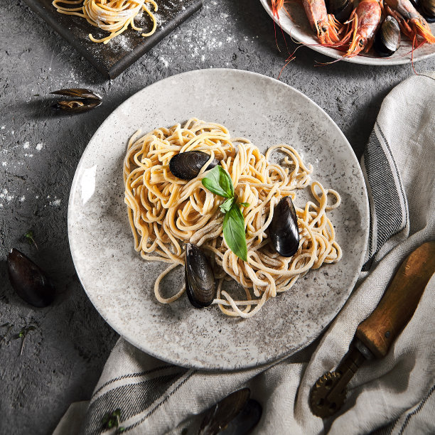 自制海鲜绿叶意面。灰色的复古桌子和桌布。美味的贻贝意大利面图片下载