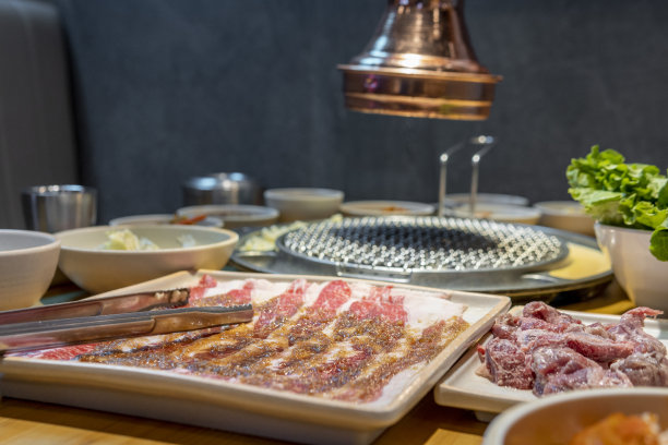 餐厅内的韩国烤肉生肉图片下载