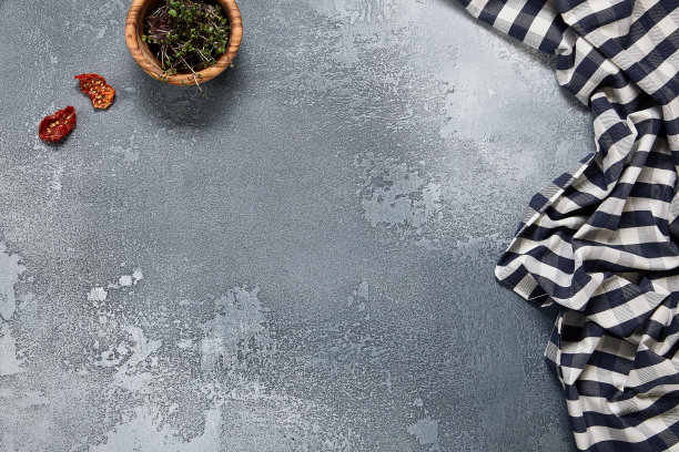 在老式餐桌上的木碗里放着微绿的蔬菜，还有厨房的桌布。食品配料俯视图图片下载