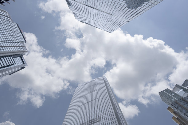 市中心蓝天白云下的摩天大楼图片下载