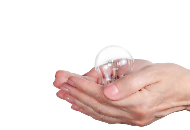女人的手拿着一个被隔离在白色背景上的灯泡。模拟绿色能源和创新理念图片下载