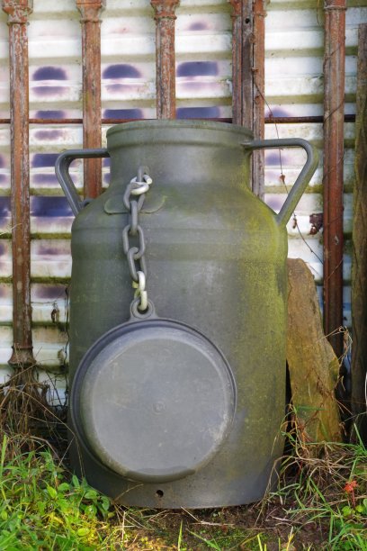 牛奶罐。在农场用来运输液体和主要是新鲜牛奶的古董容器。图片下载