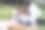 快乐的印度家庭和孩子们在城市公园户外画画-主要关注女孩的脸图片下载