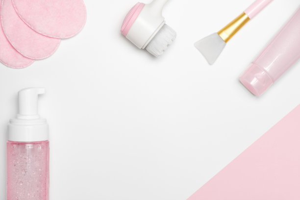 用于面部护理。用于清洗、刷、棉垫和清洁面膜的泡沫。图片下载