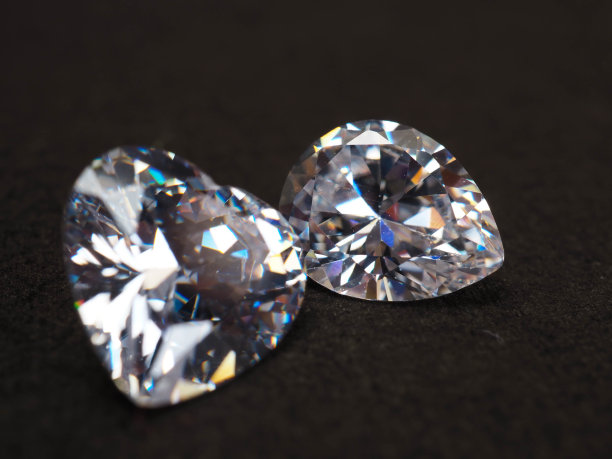 近距离拍摄美丽的闪闪发光的钻石图片下载