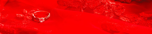 红色布料上的钻戒。结婚的概念。婚姻图片下载