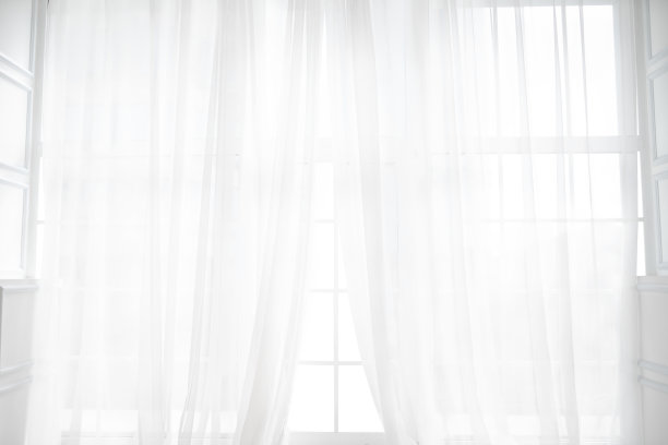 空房间里有白色窗帘的背光窗图片下载