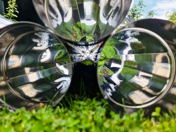 近距离观察许多反光的铬金属管图片下载