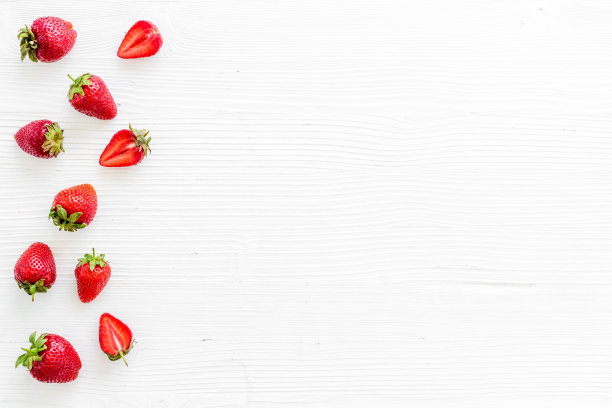 铺着绿叶的成熟草莓图片下载