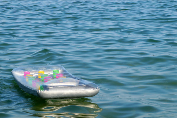 排空水面上的充气床垫图片下载