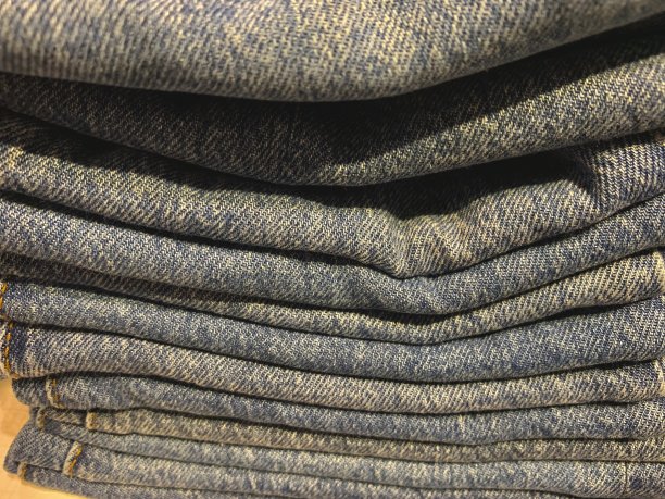 一堆牛仔布近距离观察图片下载