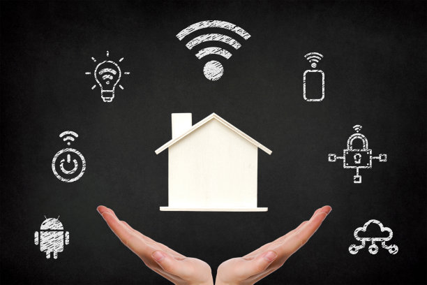 智能家居系统，双手握着木制房子，黑板上有智能家居图标图片下载