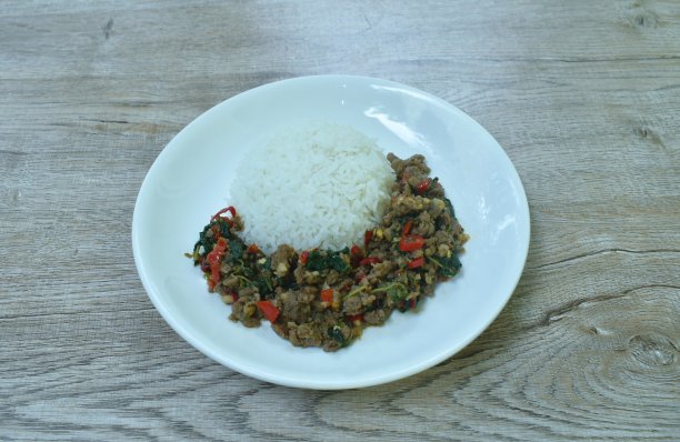 罗勒叶和辣椒辣炒牛肉图片下载